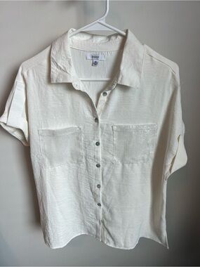 Women’s Short Sleeve Sequin Pocket Button-Down Shirt - White. Medium.